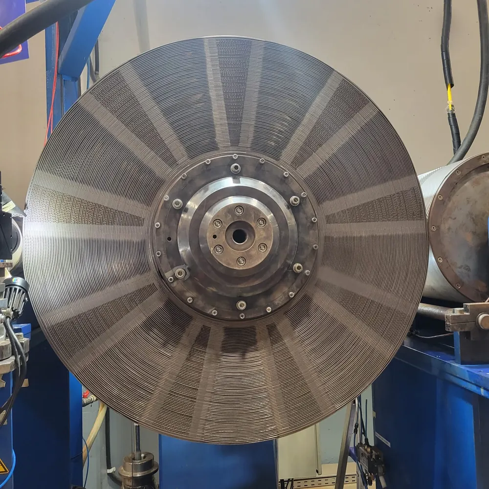 Annular heat exchanger core mounted on the production machine